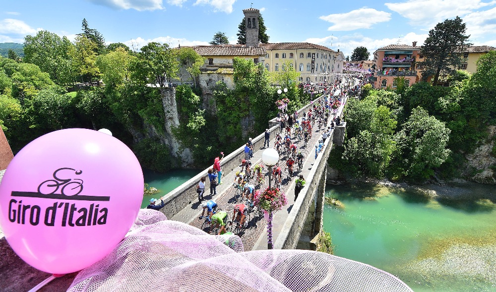 La città ducale si tinge di rosa per il doppio passaggio del Giro dItalia previsto martedì 20 ottobre