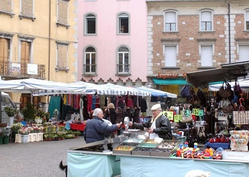 In piazza Paolo Diacono torna il mercato del fresco