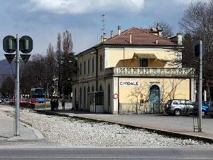 Strisce pedonali davanti alla stazione INUTILI 